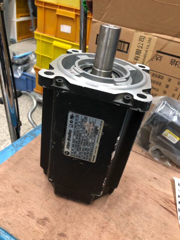 Stock, Allen-Bradley, MPL-B520K-SK24AA, Used