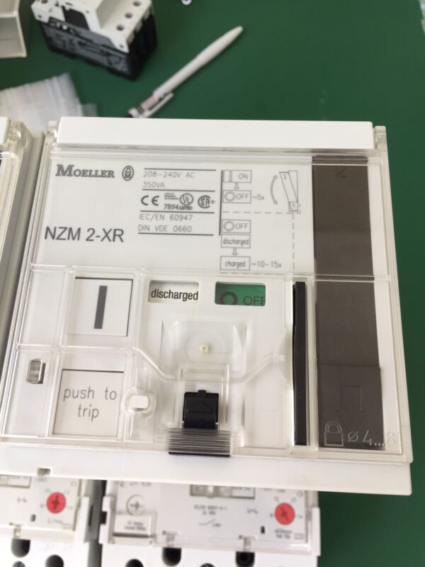 Stock, Moeller, NZM2-XR208-240AC, With NZM2/3-XU 24VDC, Refurbished - 图片 2